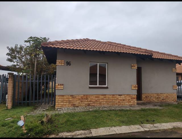 3 BEDROOM TOWNHOUSE FOR SALE IN WATERKLOOF HILL ESTATE